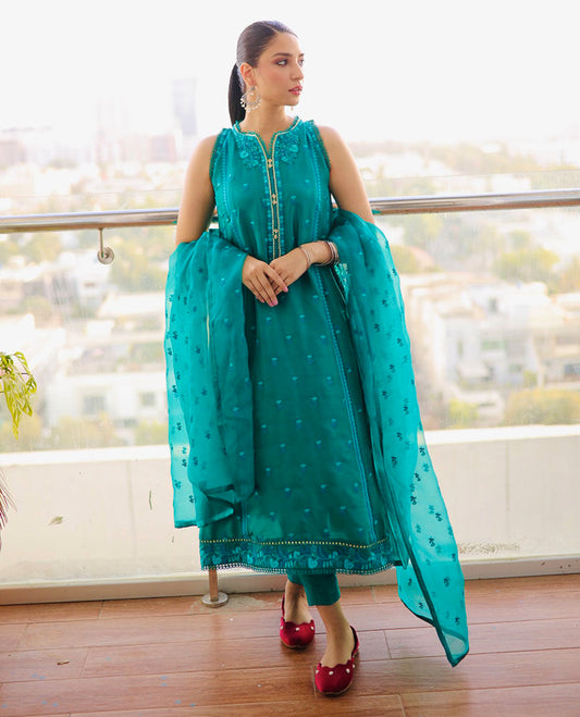 @ramshakhanofficial adds colour to our Eid with the most loved Shel Emerald ensemble.