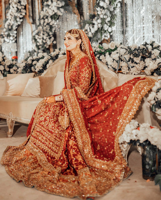 KASHAF LOOKS ABSOLUTELY RAVISHING AT HER WEDDING IN A SIGNATURE #FARAHTALIBAZIZ ENSEMBLE.