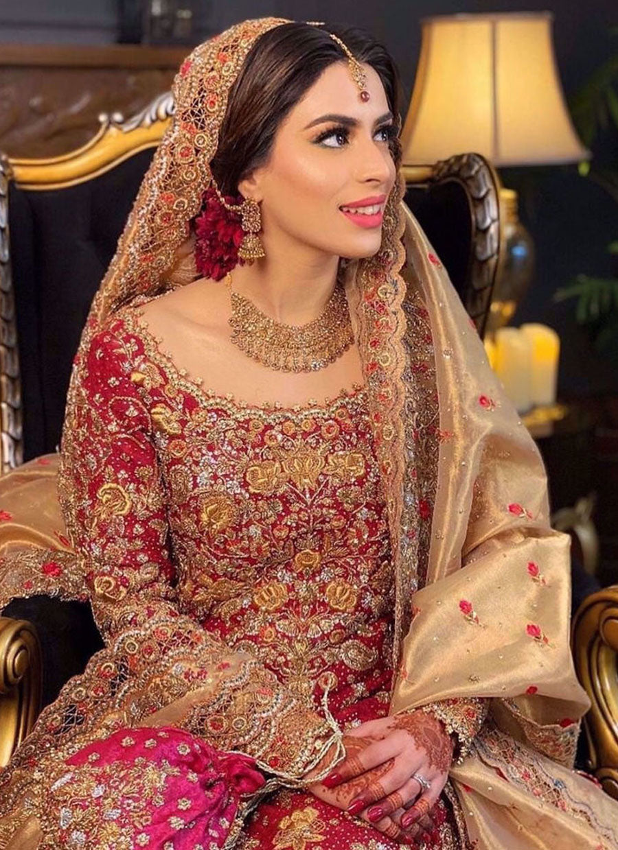 Eesha Lashari, gorgeous in a stunning scarlet signature #FarahTalibAziz ensemble accentuated with intricate zardozi and aari embellishments. Embracing the traditional eastern charm of a heritage bridal