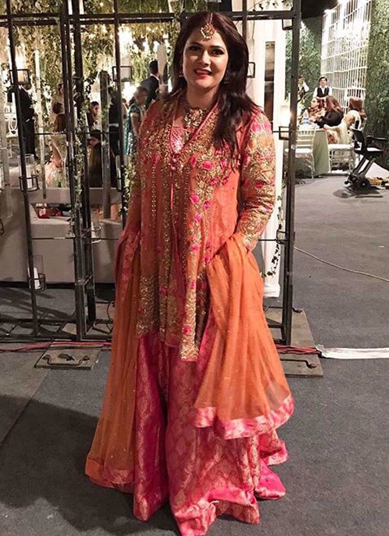 Noreen Lakhani looked beautiful in a festive Farah Talib Aziz coral and pink ensemble