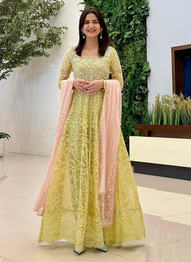 @madihaimam is all of us this Eid asking convincing our husband to take that perfect shot!