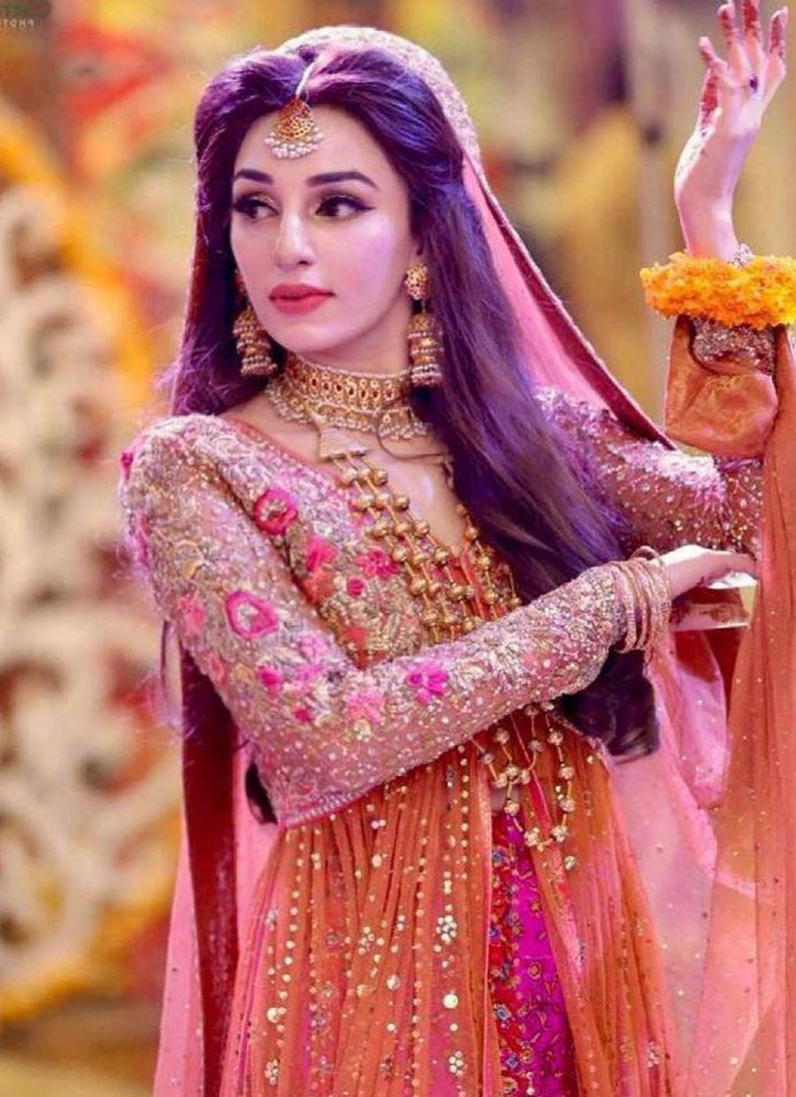Saba Abbas Balouch, gorgeous on her Mehndi in a burnt orange and magenta pink Farah Talib Aziz kalidaar