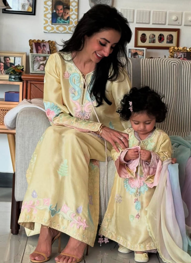 Sarwat Gilani in Vaya Long Shirt #TwinningGoalsinFTA