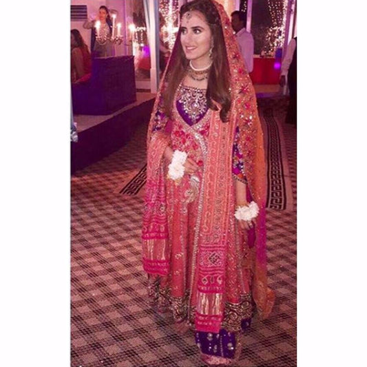 Anum Rajwani simply glowing on her Mehndi in a signature Farah Talib Aziz angarkha