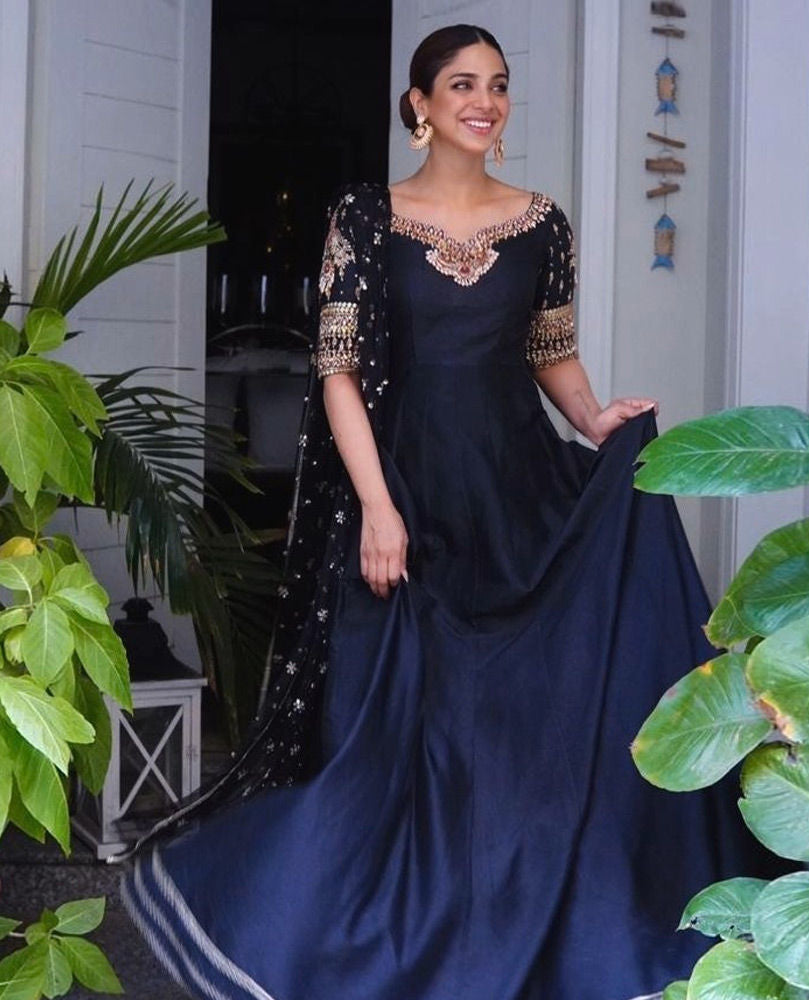 The ever so graceful Sonya Hussyn is simply stunning in our uber glam Siyah Zar Kalidaar.